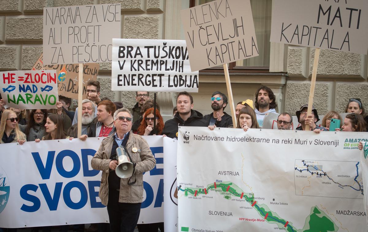 Mura, protesti | Zveza društev Moja Mura, ki vodi kampanjo Rešimo Muro, je pred državnim zborom v Ljubljani marca na dan voda pripravila protestni shod. Od pristojnih je več kot 200 protestnikov zahtevalo, da ustavijo načrtovano gradnjo hidroelektrarn na Muri in pustijo reki prosto pot. Ministrici za infrastrukturo očitajo, da dela za kapital. | Foto STA