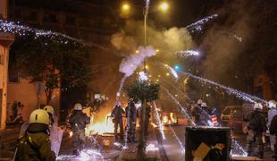 V Grčiji izbruhnili protesti, potem ko je policist ustrelil 16-letnega Roma #video