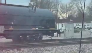 Vlak se je iztiril na železniškem prehodu #video