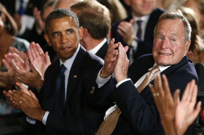 "Njegovo življenje dokazuje, da je služenje javnosti lahko plemenito poslanstvo," je o Bushu starejšemu zapisal Barack Obama. | Foto: Reuters