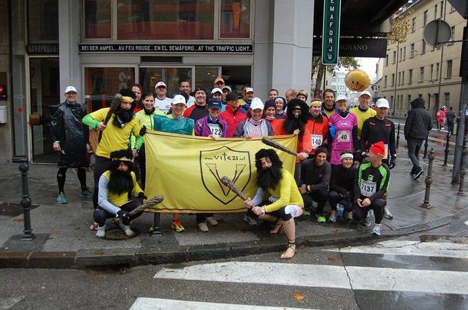 Na ljubljanskem maratonu so v preteklosti že tekli kot praljudje z bujnim naglavnim okrasjem in gorjačami ... | Foto: 