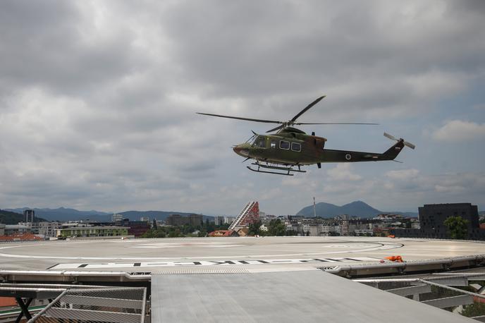 Helikopter SV | Reševalci so s helikopterjem Slovenske vojske v zadnjih dveh dneh večkrat posredovali pri reševanju v gorah. | Foto STA