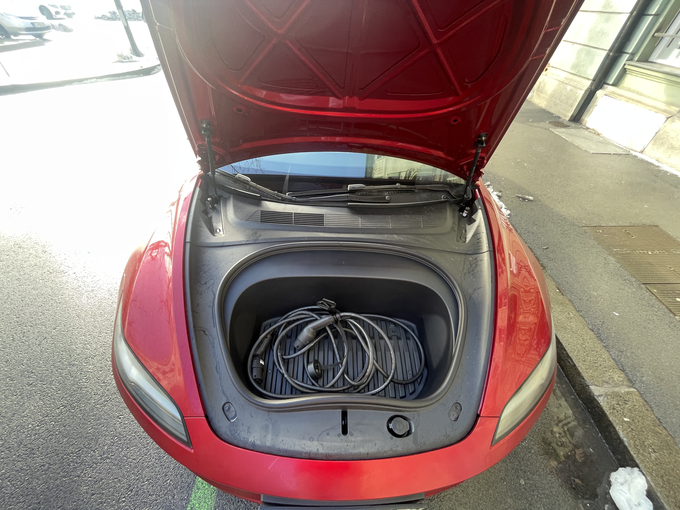Pri polnjenju skoraj nujen dodatek modernega električnega avtomobila - sprednji prtljažnik, ki je idealen za hrambo polnilnega kabla.
 | Foto: Gregor Pavšič