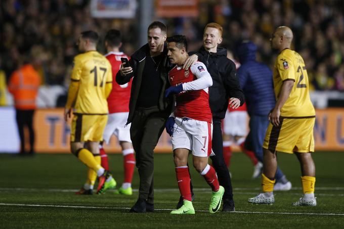 Zvezdniki Arsenala so bili zelo zaželeni gostje za spominske fotografije. | Foto: Reuters