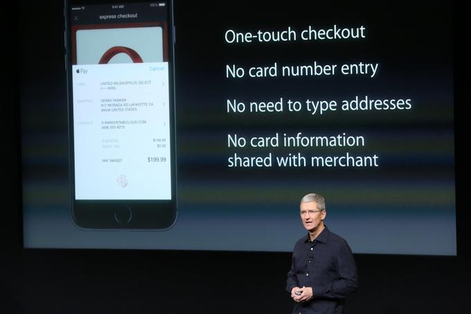 Tim Cook, direktor Appla, je na začetku tega tedna na predstavitvi Applovih storitev obljubil, da Apple Pay letos prihaja v 40 novih držav. | Foto: Reuters