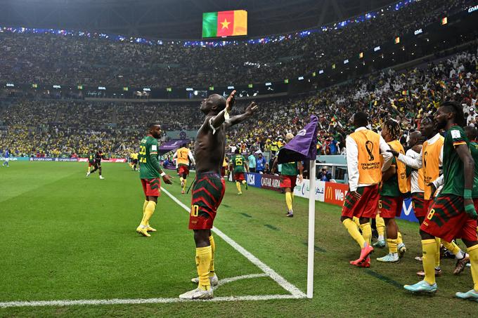 Vincent Aboubakar je v sodnikovem podaljšku zadel za zmago Kameruna, ob tem je od veselja slekel dres, si zato prislužil drugi rumeni karton, tekmo pa je tako končal predčasno. | Foto: Reuters
