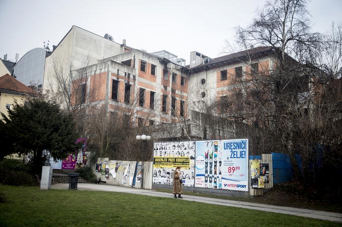 Skoraj dve desetletji zapuščeno gradbišče v Knafljevem prehodu v Ljubljani. | Foto: Ana Kovač