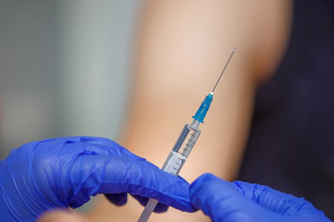Cepljenje | Kibernetski kriminalci naj ne bi imeli dostopa do osebnih podatkov sodelujočih v kliničnih preizkusih cepiva. | Foto Getty Images