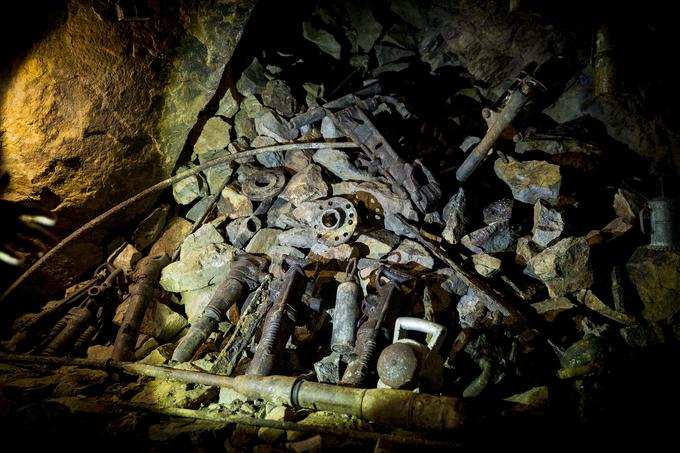 Prikaz težkega orodja, ki so ga nekoč uporabljali med delom v rudniku Sitarjevec. | Foto: Ana Kovač