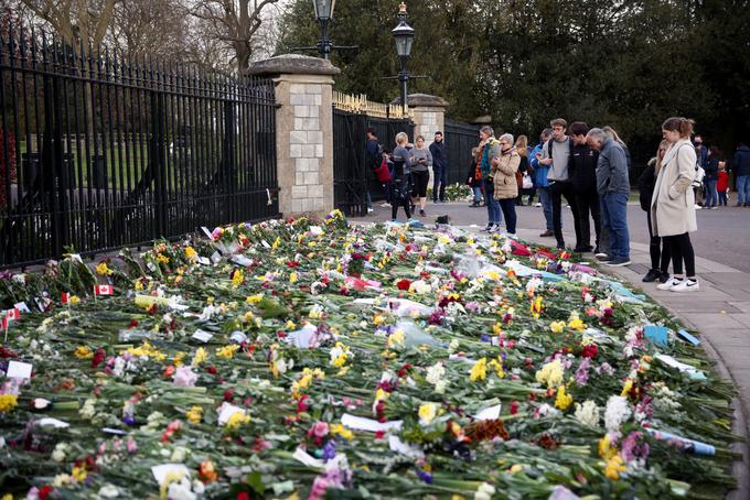 Pred gradom Windsor, kjer je v petek umrl princ Filip, se vsak dan zbirajo ljudje in polagajo cvetje. | Foto: Reuters