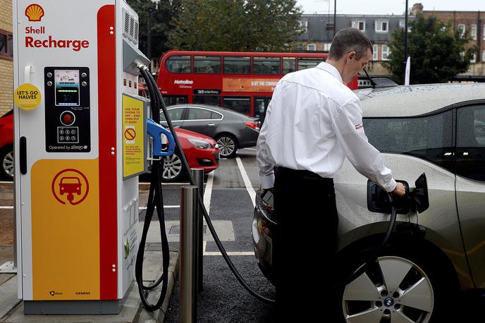 električna polnilnica Velika Britanija | Spremenjenim trendom v avtomobilski industriji so se prilagodili tudi lastniki klasičnih bencinskih servisov. | Foto Reuters