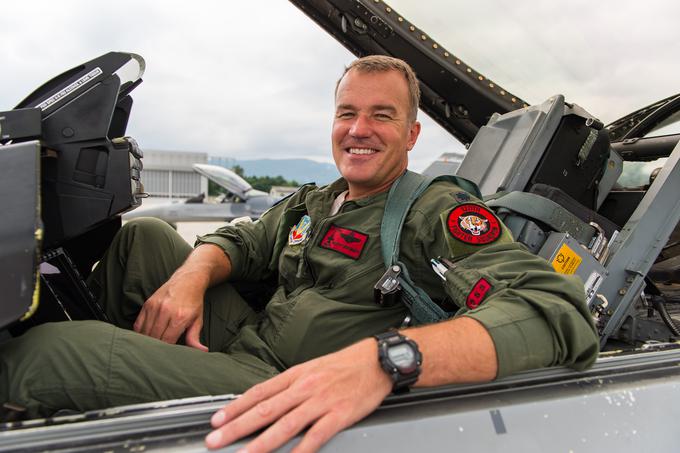 Izkušeni pilot Scott Van Beek nam je dovoli pokukati v kokpit enega najlepših in najokretnejših vojaških lovcev na svetu. Pravi, da je to letalo, v našem avtomotovskem žargonu, kot športni avtomobil med oblaki, tako po odzivnosti in zmogljivostih kot tudi po podobi.  | Foto: Klemen Korenjak