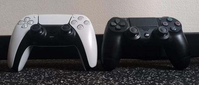Primerjava igralnih ploščkov DualSense (levo) in DualShock 4 (desno). Novejši kljub temu, da ima v notranjosti več mehanizacije od predhodnika, baterijo porablja počasneje.  | Foto: Matic Tomšič