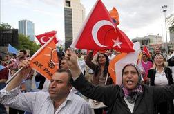 Po prvih podatkih na volitvah v Turčiji pričakovano vodi AKP