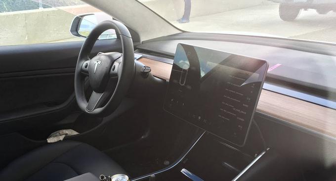 Tesla za zdaj ostaja pri zelo minimalistični notranjosti novega avtomobila. Že konec meseca nas čaka pogled v dokončno serijsko različico vozila. | Foto: 