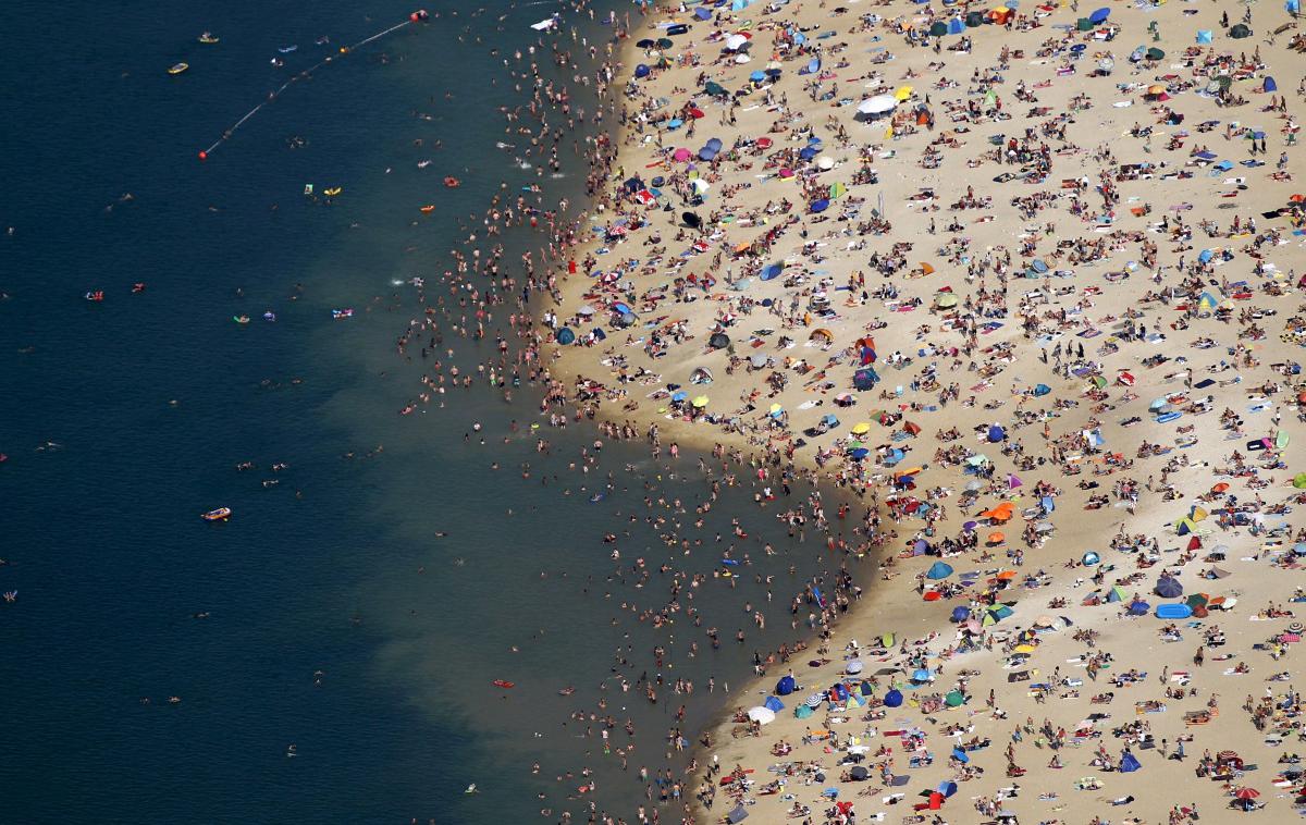 Plaža, gneča, gužva | Pogosto se zgodi, da je bila sanjska plaža na promocijski fotografiji najverjetneje posneta zunaj turistične sezone, med katero je v resnici videti takole.  | Foto Reuters