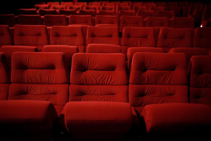 V skladu z odlokom o začasni splošni omejitvi zbiranja ljudi se sme v kinodvoranah in gledališčih zbrati do 50 ljudi in to le pod pogojem, da se lahko zagotovi minimalni stik med ljudmi. | Foto: Getty Images