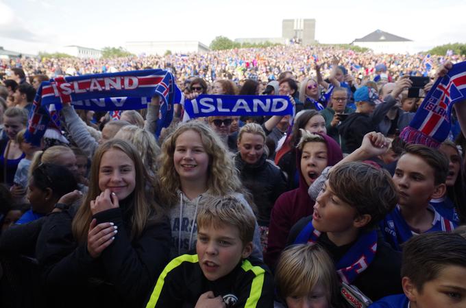Islandija ne pomni takšnega sprejema, ko gre za nogometno reprezentanco. "Kdo pravi, da pravljice ne obstajajo? Redkokdo je združil islandska srca v eno tako kot nogometaši na igrišču," je dejal islandski predsednik vlade Sigurdur Ingi Johannsson in poudaril, da je nogometna reprezentanca dragoceno nacionalno bogastvo. | Foto: Reuters