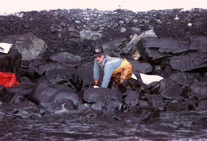 Exxon Valdez je imel za lokalno prebivalstvo hujše in globlje posledice kot zgolj začasen izpad dohodkov zaradi naftne onesnaženosti. Številni prizadeti posamezniki so podlegli alkoholu, razpadale so družine, delavci, ki so pomagali čistiti obalo Aljaske, pa so bolehali zaradi izpostavljenosti naftnim hlapom.  | Foto: Reuters