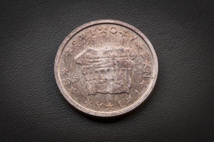 Knežji kamen kot simbol slovenske državnosti in politične kulture je po osamosvojitvi našel prostor na tolarskih bonih, danes pa je upodobljen na kovancu za dva evrska centa. | Foto: Bojan Puhek