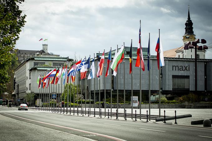 Postavili so 29 drogov. Na začetku stojita slovenska zastava in zastava EU, nato si sledijo zastave držav članic po abecedi in na koncu še zastava prestolnice. | Foto: Ana Kovač