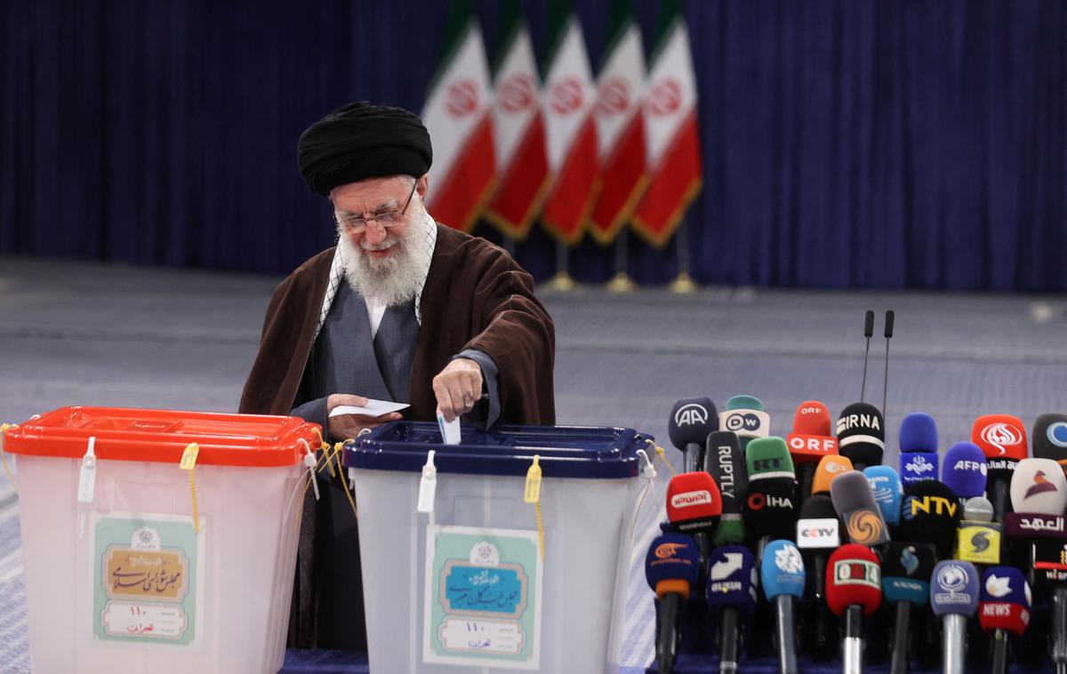 Iran, volitve, ajatola Ali Hamenej | Za sedeže v zboru strokovnjakov se na ločenem glasovanju poteguje 144 kandidatov, izključno moških. Na fotografiji ajatola Ali Hamenej.  | Foto Reuters