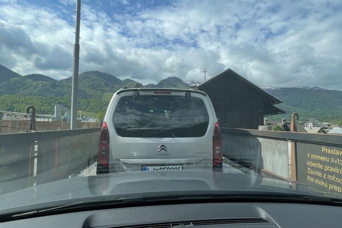Do Mosta na Soči tudi z avtovlakom, ki vozi skozi najdaljši predor v Sloveniji.  | Foto: 