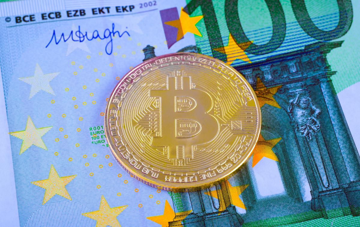 Bitcoin, evro | Bitcoin je še vedno z naskokom vodilna kriptovaluta. Danes predstavlja malce več kot 50 odstotkov celotne vrednosti trga kriptovalut. | Foto Thinkstock
