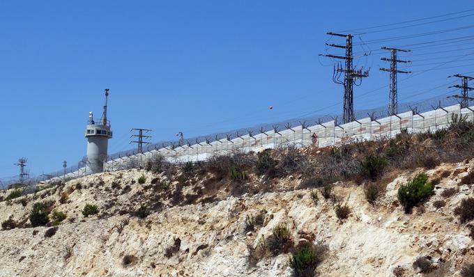 Izrael je postal nekakšna trdnjava, obdana z zidom. Po mnenju kritikov pretiranega zanašanja na pregrade je z gradnjo zidov začela obrambna miselnost prevladovati nad napadalno. | Foto: Guliverimage
