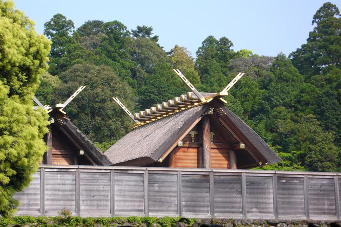 Veliki tempelj v japonskem mestu Ise je hkrati eden najpomembnejših in najbolj skrivnostnih krajev šintoizma, glavne religije na Japonskem. Vstop v verski kompleks je že za navadnega Japonca, kaj šele turista, nemogoč. V tempelj ne smejo vstopiti niti oboroženi stražarji ali celo delavci, ki obnavljajo kompleks. Vstop je dovoljen samo duhovnikom ali duhovnicam, ki so člani japonske cesarske družine. Trenutni najvišji predstavnik templja je svečenica Atsuko Ikeda, četrta hči nekdanjega japonskega cesarja Hirohita. | Foto: Thomas Hilmes/Wikimedia Commons