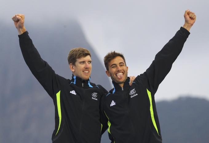 Krmar Peter Burling (levo) je lani v Riu de Janeiru osvojil zlato medaljo za Novo Zelandijo. | Foto: Reuters