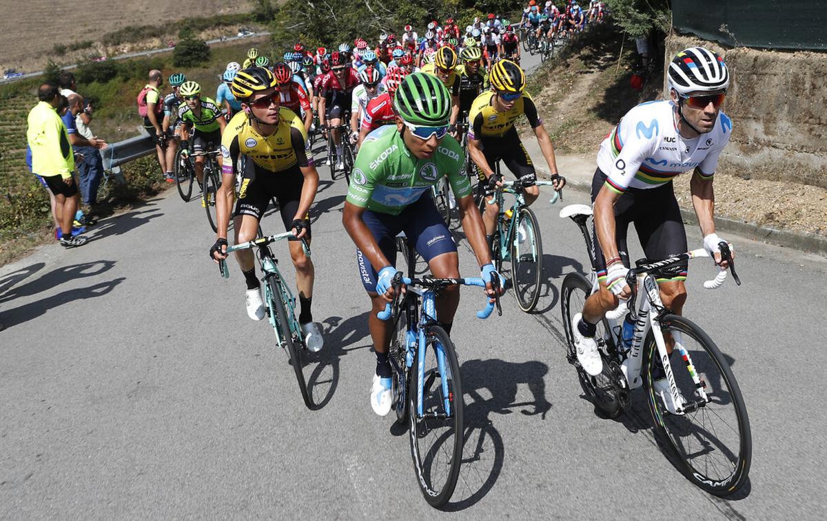 Nairo Quintana Alejandro Valverde | Nairo Quintana se je s šestega mesta v skupnem seštevku prebil na drugo. V primerjavi z vodilnim Primožem Rogličem je pridobil skoraj pet minut in pol. Kisovčan ima zdaj pred Kolumbijcem dve minuti in 24 sekund prednosti. | Foto Luis Angel Gomez/PhotogomezSport