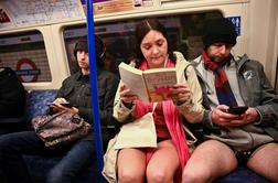 Množica Londončanov brez hlač na podzemno železnico #foto