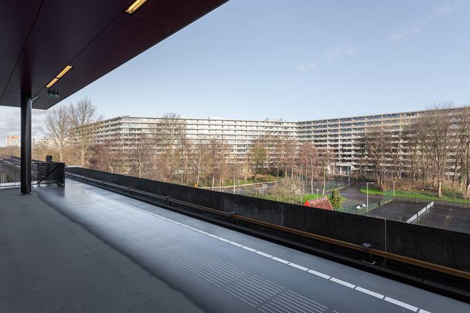 Stanovanjski kompleks de Flat Kleiburg v Amsterdamu je nastal po načrtih arhitekturnih birojev NL Architects in XVW architectur iz Amsterdama. | Foto: 