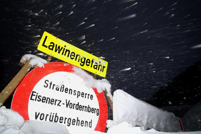 V Avstriji so mnoge lokalne ceste v višje ležečih krajih zaprte zaradi plazov in zelo okrepljenega tveganja pred novimi. | Foto: STA ,