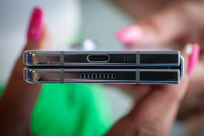Spodnja stran prepognjenega pregibnega pametnega telefona Samsung Galaxy Z Fold5 | Foto: Gaja Hanuna