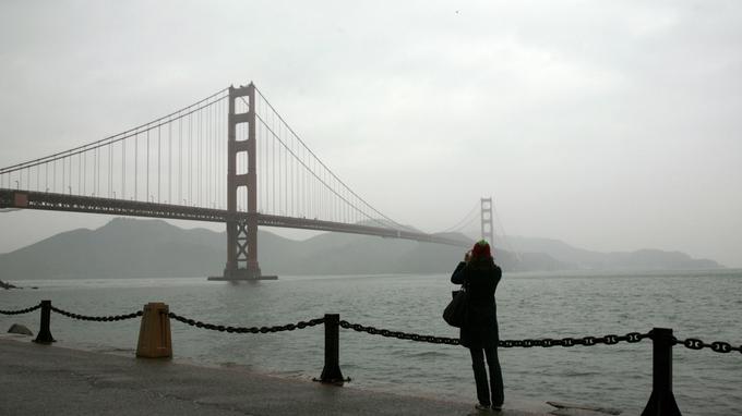 Trk ob vodno gladino ubije 98 odstotkov ljudi, ki skočijo z mostu Golden Gate. Ostali umrejo zaradi utopitve ali podhladitve. Skok je do leta 2005, ob zadnjem štetju poskusov samomora, preživelo le 26 oseb. Tisoči človek, 25-letni Eric Atkinson, je z mosta v smrt skočil leta 1995. | Foto: 