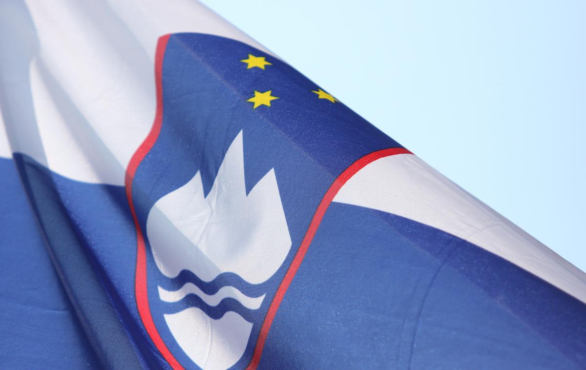 Slovenska zastava | Tudi leta 2021 je bil naravni prirast, tako kot vsa leta od 2017 naprej, negativen. Na letni ravni je znašal -4.277 oziroma -2 na tisoč prebivalcev. | Foto Vid Ponikvar
