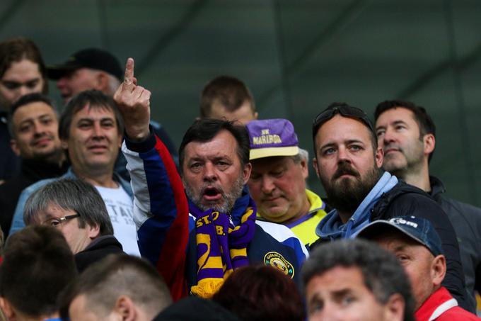 Navijači Maribora so bili veseli le kratek čas, po zadnjem sodnikovem žvižgu so besneli. | Foto: 