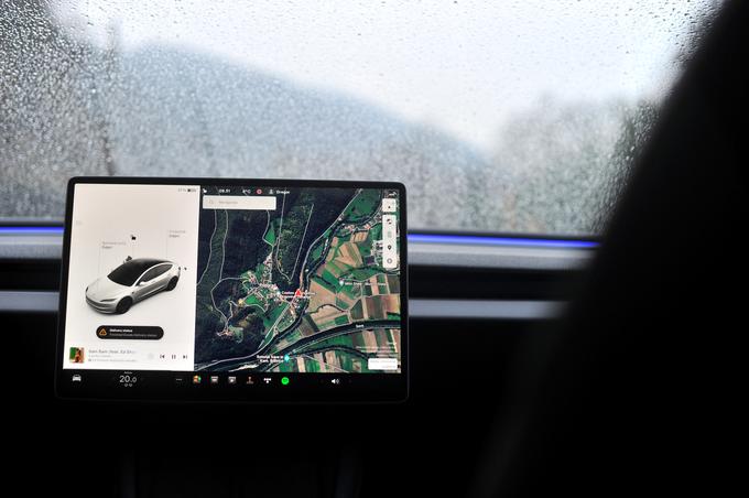 Tesla je izboljšala procesorje in vmesnik je zdaj še odzivnejši kot to zdaj. Deluje hitreje in izkušnja (brskanje po spletu, navigacija, ogled pretočnih video vsebin …) je izjemno podobna kot na zmogljivejšem iPadu.  | Foto: Gregor Pavšič