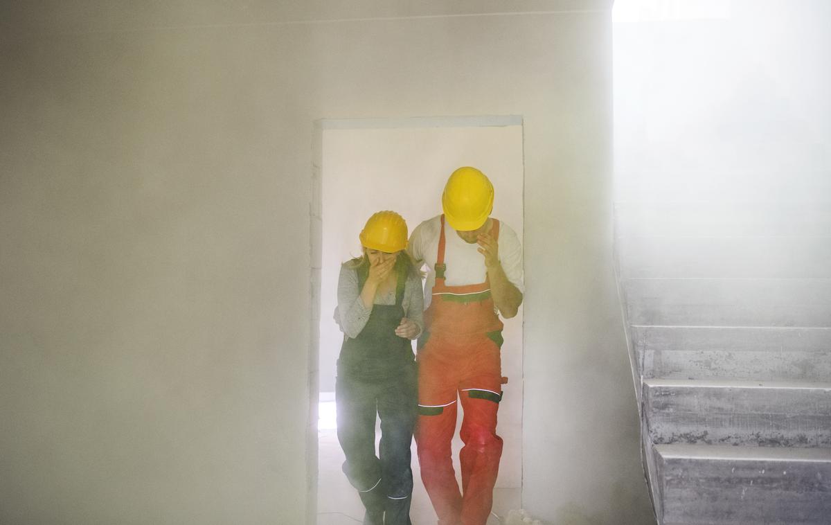 Delavci, zastrupite, ogljikov monoksid | Po prvih ugotovitvah so delavci delali v zaprtem prostoru, pri tem pa uporabljali naprave z notranjim izgorevanjem. | Foto Shutterstock