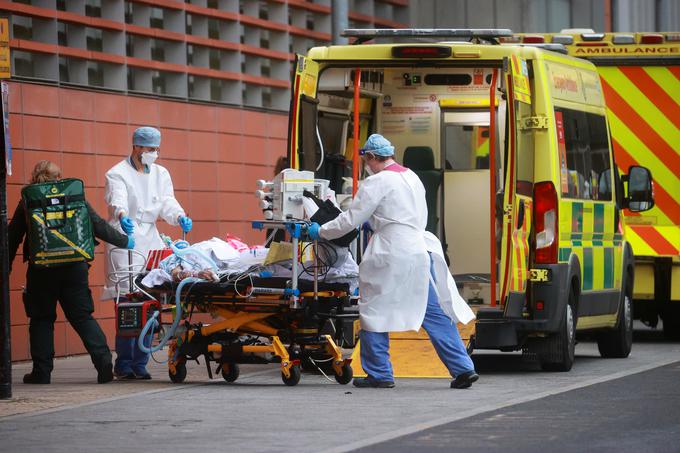 V Veliki Britaniji je v zadnjem dnevu umrlo 1.820 ljudi, kar je največ od izbruha pandemije bolezni covid-19. | Foto: Reuters