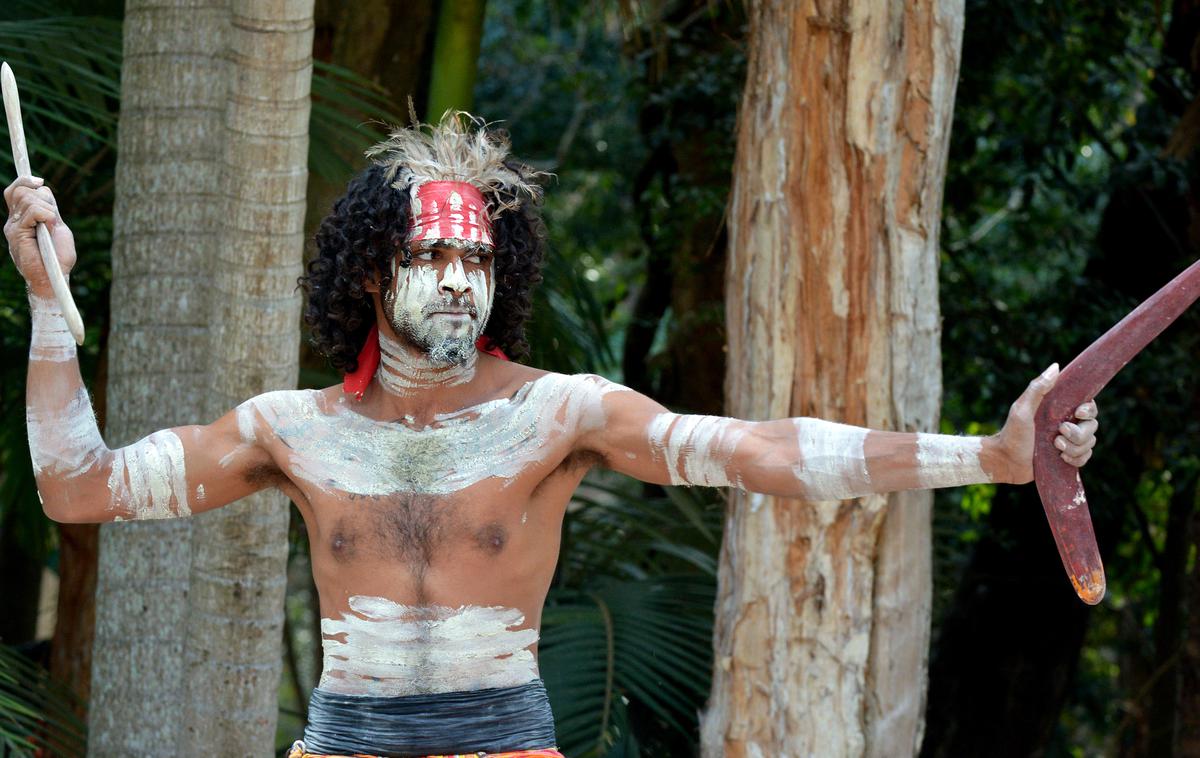 Aborigin | Aborigini veljajo za najstarejšo ohranjeno kulturo na svetu, celino pa naseljujejo že več kot 65 tisoč let. V avstralski ustavi niso omenjeni, po desetletjih prisilne asimilacije pa so jih šele leta 1967 priznali za državljane. | Foto Shutterstock