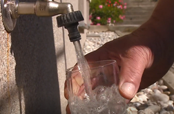 Več kot 140 tisoč Slovencev pije onesnaženo vodo #video