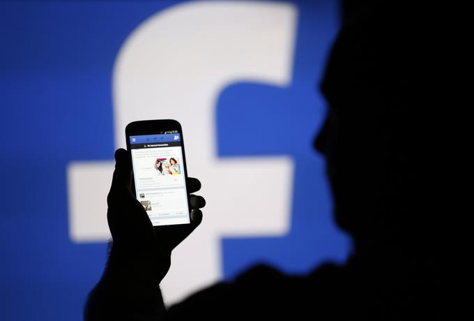 Facebook ne predvaja oglasov pred začetkom izbranih vsebin, a ker se zavedajo, da bodo dobre videozapise dobili predvsem s finančno spodbudo avtorjev, razmišljajo o oglasih med predvajanjem videoizrezkov. | Foto: Reuters