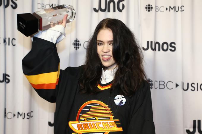 Grimes se v javnosti pogosto pojavlja v nekonvencionalnih opravah. Na podelitev prestižne nagrade juno za album leta je prišla kar v hokejskem dresu.  | Foto: Reuters