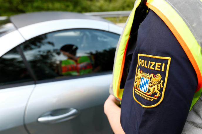nemška policija | Mejni policisti na meji med Nemčijo in Švico niso mogli verjeti svojim očem, ko je iz avtomobila znamke seat alhambra izstopilo devet odraslih in 14 otrok.  | Foto Reuters