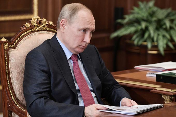 Vladimir Putin je svetoval državljanom, naj do konca meseca ostanejo doma in hodijo ven le za najnujnejše opravke.  | Foto: Reuters
