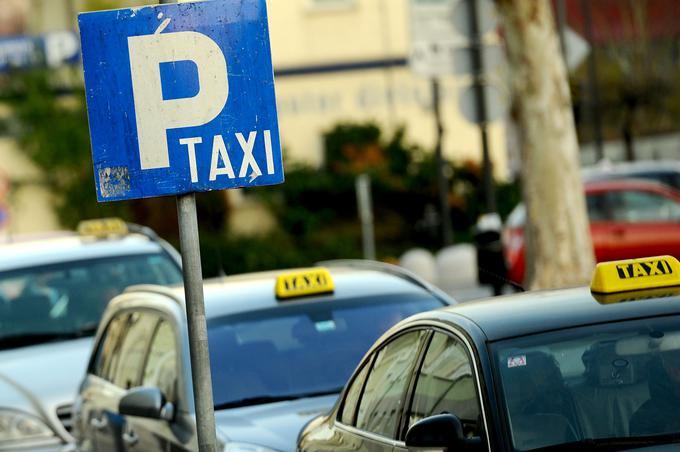 Sindikalna zaupnica sindikata taksistov Petra Krištof trdi, da morajo vozniki Uberju plačevati precej večji delež prihodkov, kot jih slovenski taksisti plačujejo dispečerskim centrom za posredovanje strank. | Foto: STA ,