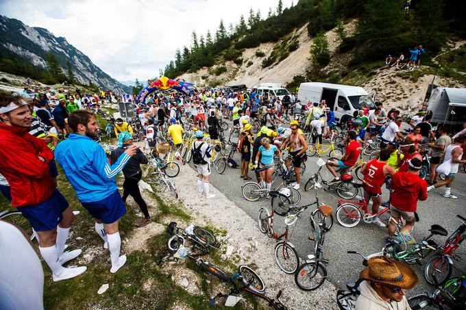 Neobičajni prizor z vrha najvišjega cestnega prelaza Vršič - več kot 900 kolesarjev na pony kolesih, ki so v zadnjih treh letih vstala od mrtvih. | Foto: Grega Valančič/Sportida